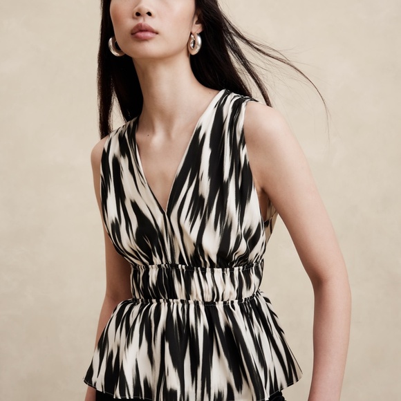 Reduced! BANANA REPUBLIC 100% Silk Cascade Top in BLACK/WHITE Print, Size XL - Picture 8 of 11